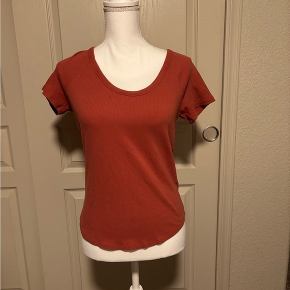 Maurices Rust Short Sleeve Tee Size Large - Picture 1 of 4